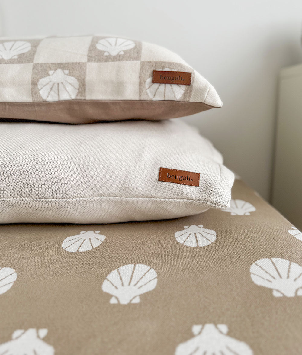 Natural cotton bed sheet with two pillowcases and white clam shell design