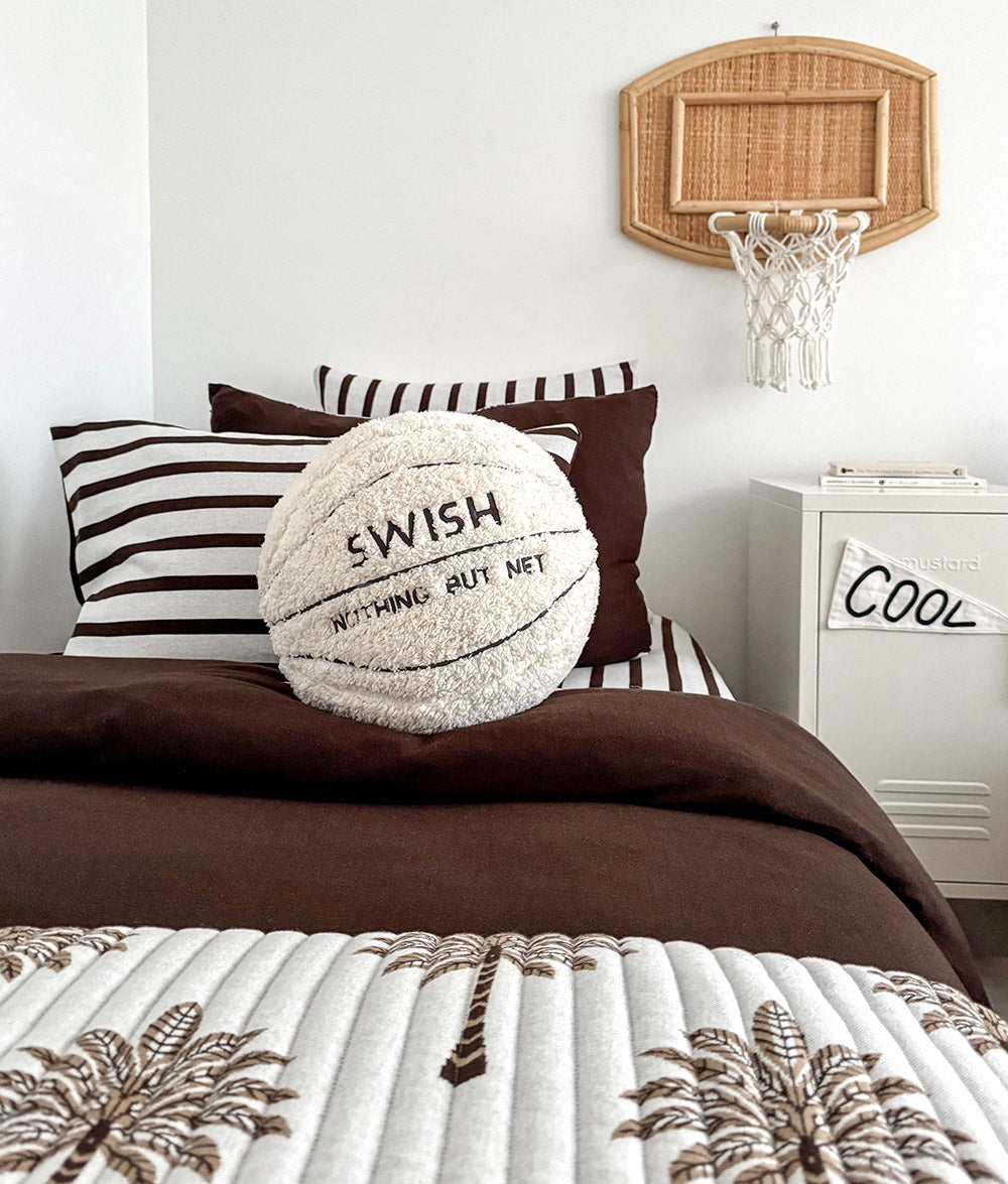 Khaki Sundown reversible quilt styled with the Sherpa basketball play cushion.
